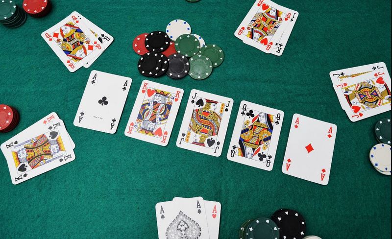 Nắm vững luật chơi Poker là điều kiện tiên quyết